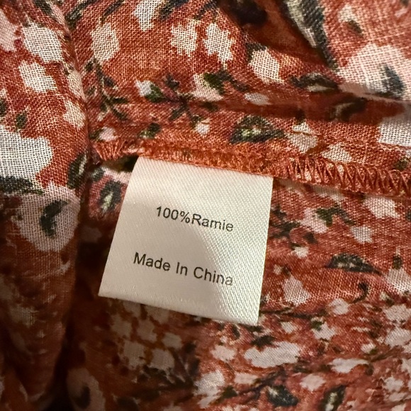 Tuckernuck Vermillion Vine Sawyer Blouse Work Floral Top
Size Large Preppy Boho - Picture 7 of 10